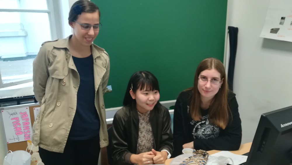 Studentice Lucija Tomašić s Krka i Melani Kečkeš iz Međimurja s lektoricom iz Japana